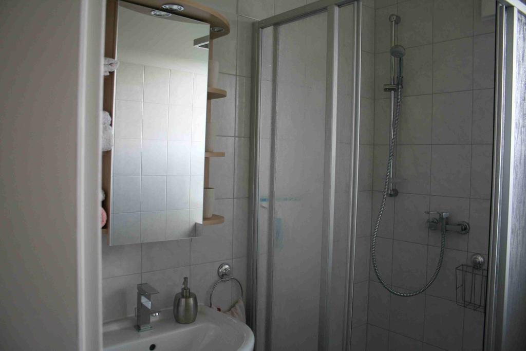 Uebernachtung Bei Michael - Ferienwohnung Rostock Exterior photo